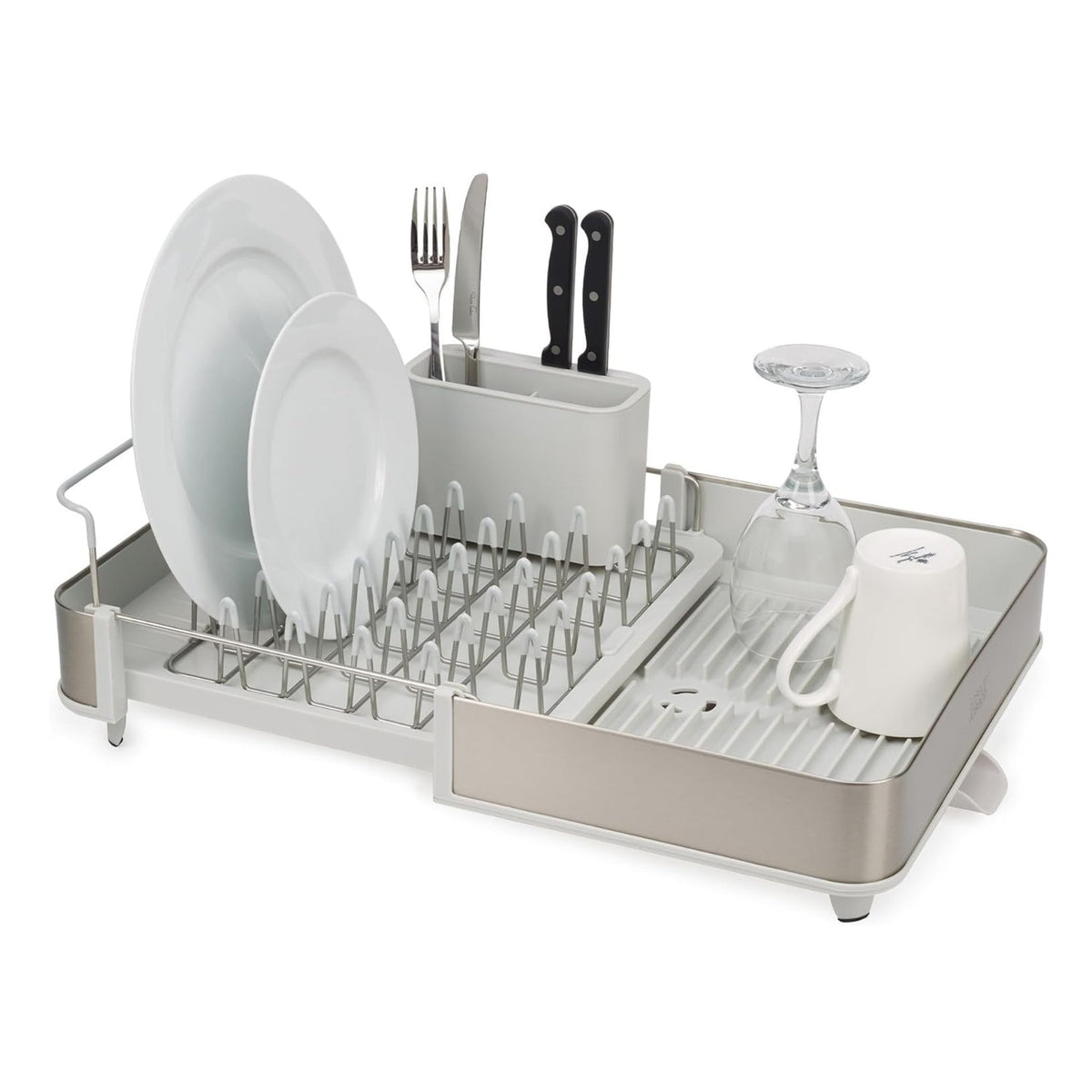 Escurridor de platos expandible blanco y gris con utensilios, platos, copa y taza, vista frontal ligeramente elevada