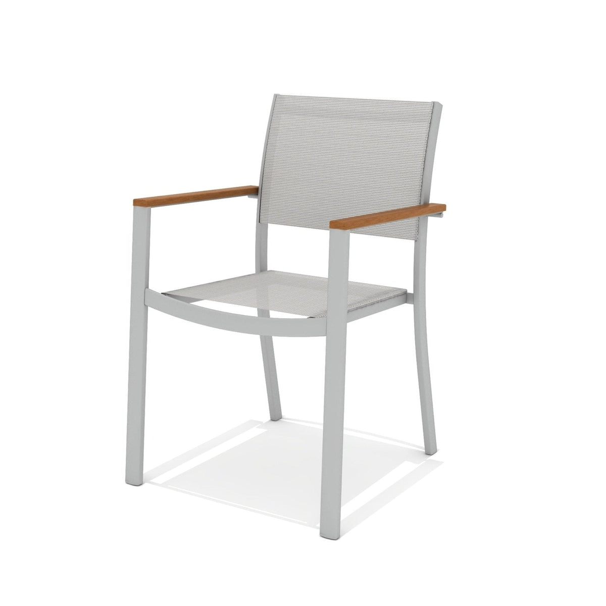 Silla de exterior gris claro con asiento y respaldo de malla, y apoyabrazos de madera, vista frontal